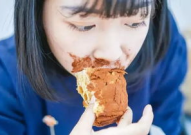 吃瓜事件网红爱可可,吃瓜事件背后的故事与启示